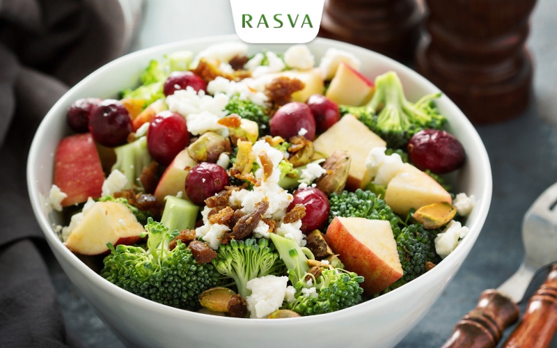 Salad táo và rau xanh