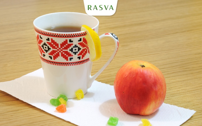 Ăn táo cùng uống trả atiso không đường