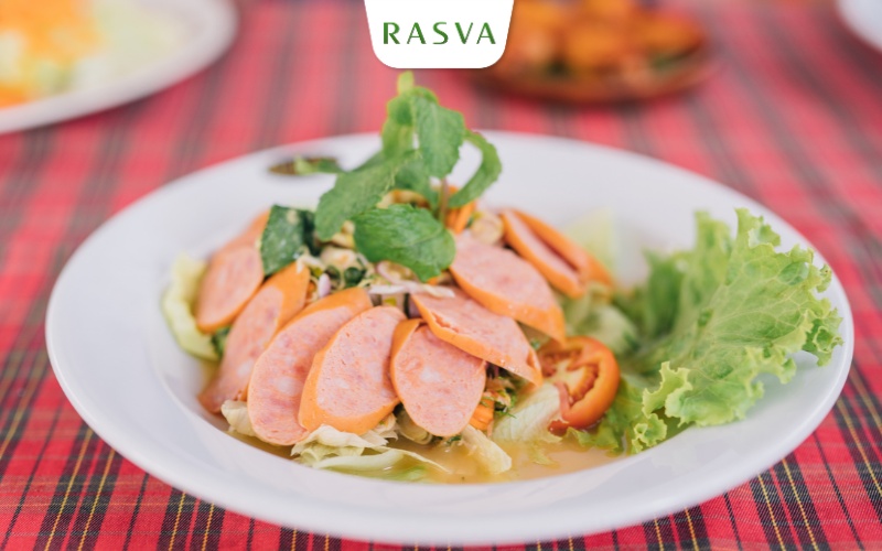 Salad rau củ trộn xúc xích