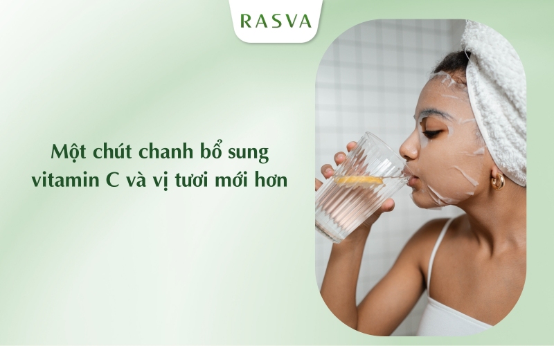 Uống nước nóng với một chút vitamin C hoặc ít chanh
